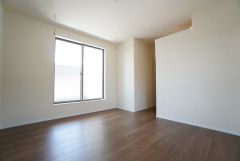主寝室としてお使いいただけそうなこちらのお部屋は、日当たりが良く、爽やかな風を感じて起きる朝は、快適生活の始まりに。