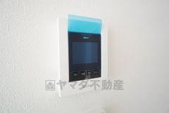 防犯はもちろん、セールスマン対策にもなるモニター付きインターホンです。 来訪者の顔が見えるので安心ですね＾＾