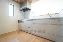 対面式キッチンなのでリビングにいるご家族とコミュニケーションを取りながら洗い物や、お料理が楽しめそうですね＾＾