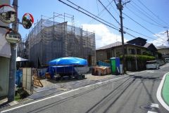 現地（2025年8月）撮影。住人以外の車の進入も少なく、小さなお子様を持つご家庭にも安心です。