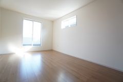 8.5帖。主寝室としてお使いいただけそうなこちらのお部屋は、日当たりが良く、爽やかな風を感じて起きる朝は、快適生活の始まりに。