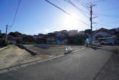 前面道路は北東側約4.2～5.9ｍの公道に面しています。