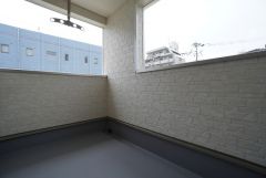 屋根が付いた「インナーバルコニー」なので、急な雨からも洗濯物を守ってくれます。眩しすぎる日差しも和らげます。