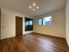 主寝室としてお使いいただけそうなこちらのお部屋は、日当たりが良く、爽やかな風を感じて起きる朝は、快適生活の始まりに。 