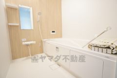 1日の疲れを癒すくつろぎのバスルーム。足を伸ばしてもゆったりと入れるサイズです。お子様と一緒にお風呂に入っても狭くないですね＾＾