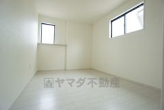 6.4帖。2面採光を確保した明るい室内は、風通しも良く、大変居心地の良い空間となっております。日当たりがよく、子供部屋としての利用もおすすめ。