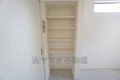 キッチン後方にパントリーあり＾＾食料品はもちろん、長期保存ができるもの、調理器具、防災グッズなどを入れておくのもいいですね。 