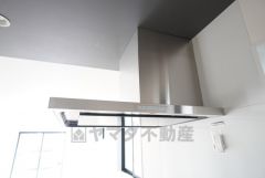 コンロ上には換気扇完備＾＾すぐ横に小窓が設けられているので、換気扇と合わせてWで換気できます＾＾