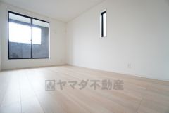 2階7.25帖洋室。主寝室としてお使いいただけそうなこちらのお部屋は、日当たりが良く、爽やかな風を感じて起きる朝は、快適生活の始まりに。