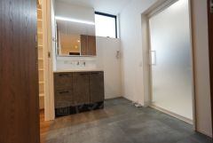 ゆとりある広さの洗面脱衣室。