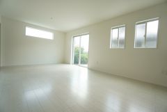 大きな掃き出し窓のあるリビングは、陽光あふれる明るい空間です。ゆったりと寛げる憩いの場となりそうです。