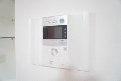 防犯はもちろん、セールスマン対策にもなるモニター付きインターホンです。 来訪者の顔が見えるので安心ですね＾＾
