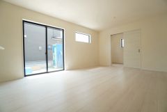 大きな窓のあるリビングは、陽光あふれる明るい空間です。居心地良く、ご家族皆がゆったり寛げる憩いの空間となりそうです。