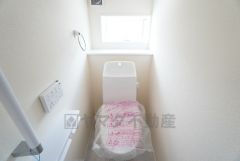 温水洗浄機付トイレです。節水機能もあるので、安心して使えますね。もちろん、1階2階の2ヶ所にトイレがあるので、忙しい朝にもゆとりができますね。