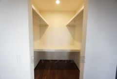 寝室にはハンガーパイプ付きのウォークインクローゼットが設けられています。たっぷり収納できるので衣替えの心配もいりませんね＾＾ 