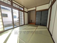 リビング隣には、ホッとできる和室を用意。客間としてはもちろん、お子様のお昼寝スペースや書斎としても活躍してくれそうです＾＾