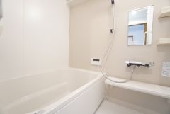 1日の疲れを癒すくつろぎのバスルーム。 雨の日のお洗濯にも嬉しい浴室乾燥付き。換気機能付きなのでお風呂のカビ予防にもなります＾＾ 
