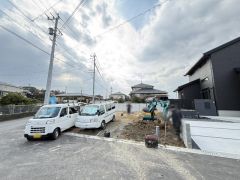 駐車スペースはゆとりある並列3台分を確保。マイカー用に、お客さま用に、余裕を持ってご利用いただけます＾＾ 