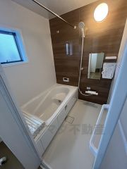 1日の疲れを癒すくつろぎのバスルーム。足を伸ばしてもゆったりと入れるサイズです。お子様と一緒にお風呂に入っても狭くないですね＾＾
