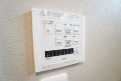 雨の日の洗濯も安心できる浴室暖房乾燥機付き浴室。リモコンで操作もボタン1つで簡単です。