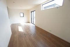 大きな窓のあるリビングは、陽光あふれる明るい空間です。居心地良く、ご家族皆がゆったり寛げる憩いの空間となりそうです。