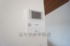 防犯はもちろん、セールスマン対策にもなるモニター付きインターホンです。お子さん1人での留守番時にも活躍しそうです。