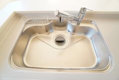 大きなお鍋も楽々洗える幅の広いシンクです＾＾ステンレスシンクなので簡単にお掃除できますよ。洗剤やスポンジもすっきりできる収納付き。