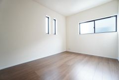 2面採光を確保した明るい室内は、風通しも良く、大変居心地の良い空間となっております。爽やかな風を感じて起きる朝は、快適生活の始まりに。