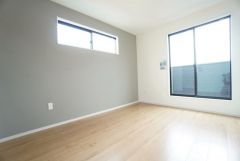 住む人のこだわりを活かす洋室。日当たりがよく、寝室としての利用もおすすめ。ウォークインクローゼットには荷物をすっきり片付けられ、ゆとりのある暮らしが出来ます＾＾