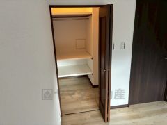 和室以外の全洋室に収納スペースが設けられています＾＾ すっきりと整理整頓でき気持ちよく過ごせますね＾＾ 