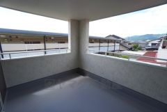 南側に面した大型のバルコニーは日当たり良好です。お洗濯物も気持ちよく干せそうです。 