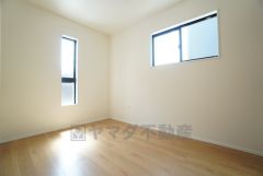 2面採光を確保した明るい室内は、風通しも良く、大変居心地の良い空間となっております。日当たりがよく、子供部屋としての利用もおすすめ。