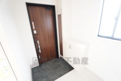 採光も考えられた明るい玄関です。たっぷり収納できるシューズボックス付きなので、家族全員の靴がきれいに整頓できます＾＾