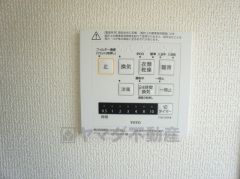 雨の日の洗濯も安心できる浴室暖房乾燥機付き浴室。リモコンで操作もボタン1つで簡単。