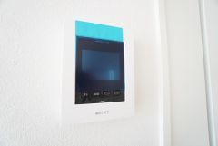 防犯はもちろん、セールスマン対策にもなるモニター付きインターホンです。 来訪者の顔が見えるので安心ですね＾＾