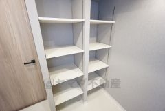 洗面脱衣室には可動式の棚が付いているので、タオルや着替えなども置くスペースが確保できて助かりますね。