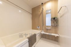 1日の疲れを癒すくつろぎのバスルーム。足を伸ばしてもゆったりと入れるサイズです。お子様と一緒にお風呂に入っても狭くないですね＾＾