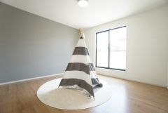 ご夫婦お二人のプライベートシーンを演出する寝室は、大容量のウォークインクローゼット付き。バルコニーに面しており、明るい陽射しが差し込みます。