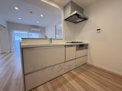 対面式キッチンなのでリビングにいるご家族とコミュニケーションを取りながら洗い物や、お料理が楽しめそうですね＾＾ 