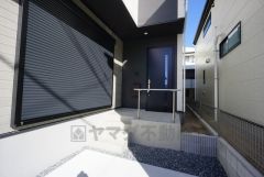 玄関は奥まって設置されているので雨の日もぬれずに鞄から鍵が取り出せます＾＾