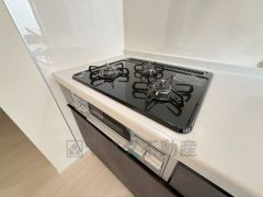 3種類の料理が同時に調理できる、3口ガスコンロ。忙しい夕食の支度時間が短縮できて効率よくお料理が楽しめます。