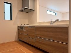 対面式キッチンなのでリビングにいるご家族とコミュニケーションを取りながら洗い物や、お料理が楽しめそうですね＾＾