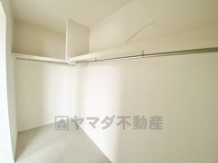 寝室にはハンガーパイプ付きのウォークインクローゼットが設けられています。たっぷり収納できるので衣替えの心配もいりませんね＾＾