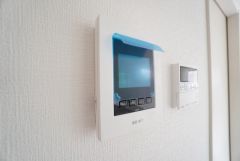 防犯性、セキュリティ対策に安心できるテレビモニター付きインターフォンです。セールスマン対策にもなり安心できます。