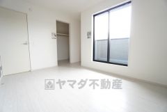 主寝室としてお使いいただけそうなこちらのお部屋は、日当たりが良く、爽やかな風を感じて起きる朝は、快適生活の始まりに。