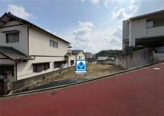 平尾エリア＾＾建築条件なし(現況更地)。西鉄平尾駅まで歩14分＾＾自転車6分(1.1ｋｍ)。西鉄バス「南山荘通」歩2分。天神博多駅行。快速も停車＾＾