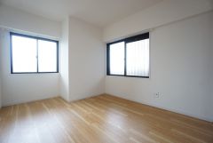 6帖。2面採光を確保した明るい室内は、風通しも良く、大変居心地の良い空間となっております。日当たりがよく、子供部屋としての利用もおすすめ。