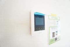 防犯はもちろん、セールスマン対策にもなるモニター付きインターホンです。 来訪者の顔が見えるので安心ですね＾＾
