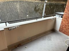 広々としたバルコニー。 天気のいい日にはお布団もまとめて干せそうですね＾＾