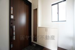 玄関はたっぷり収納できるシューズBOX付きです。全身鏡があり身だしなみをチェックして出かけることができます。